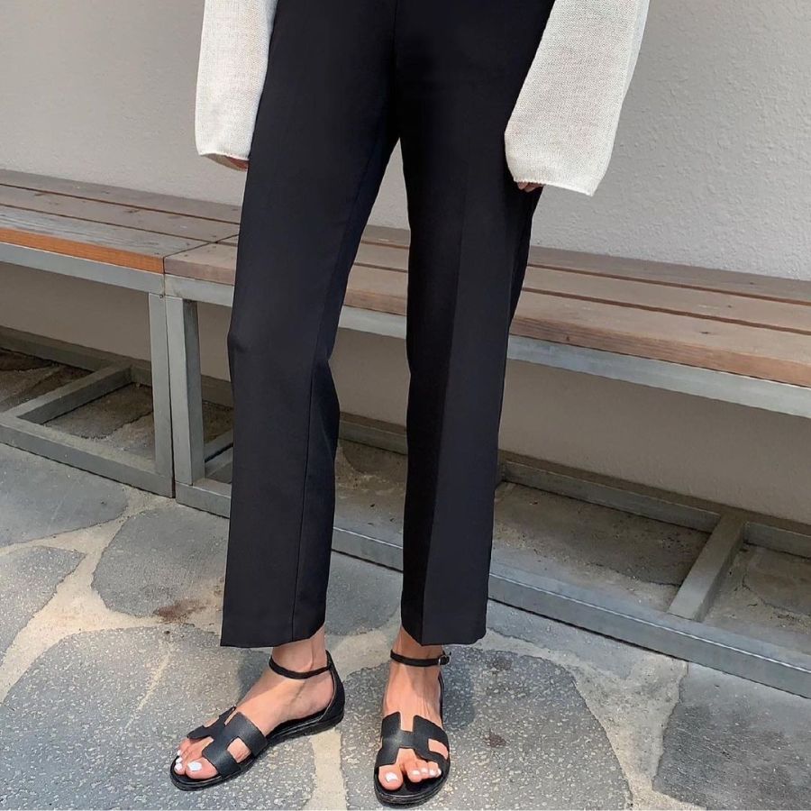 Quần tây nữ phối với giày sandal
