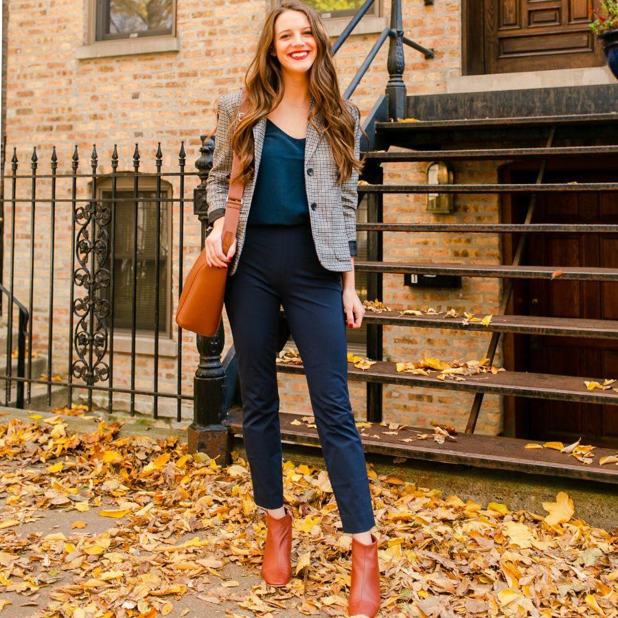 Quần tây nữ phối với giày boots